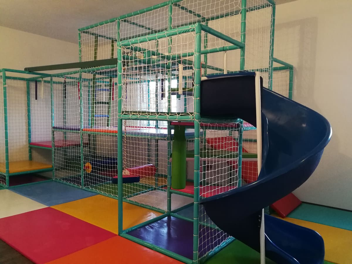 Dečija igraonica u Despotovcu — lavirint sa tamnoplavim spiralnim toboganom i podlogama u boji