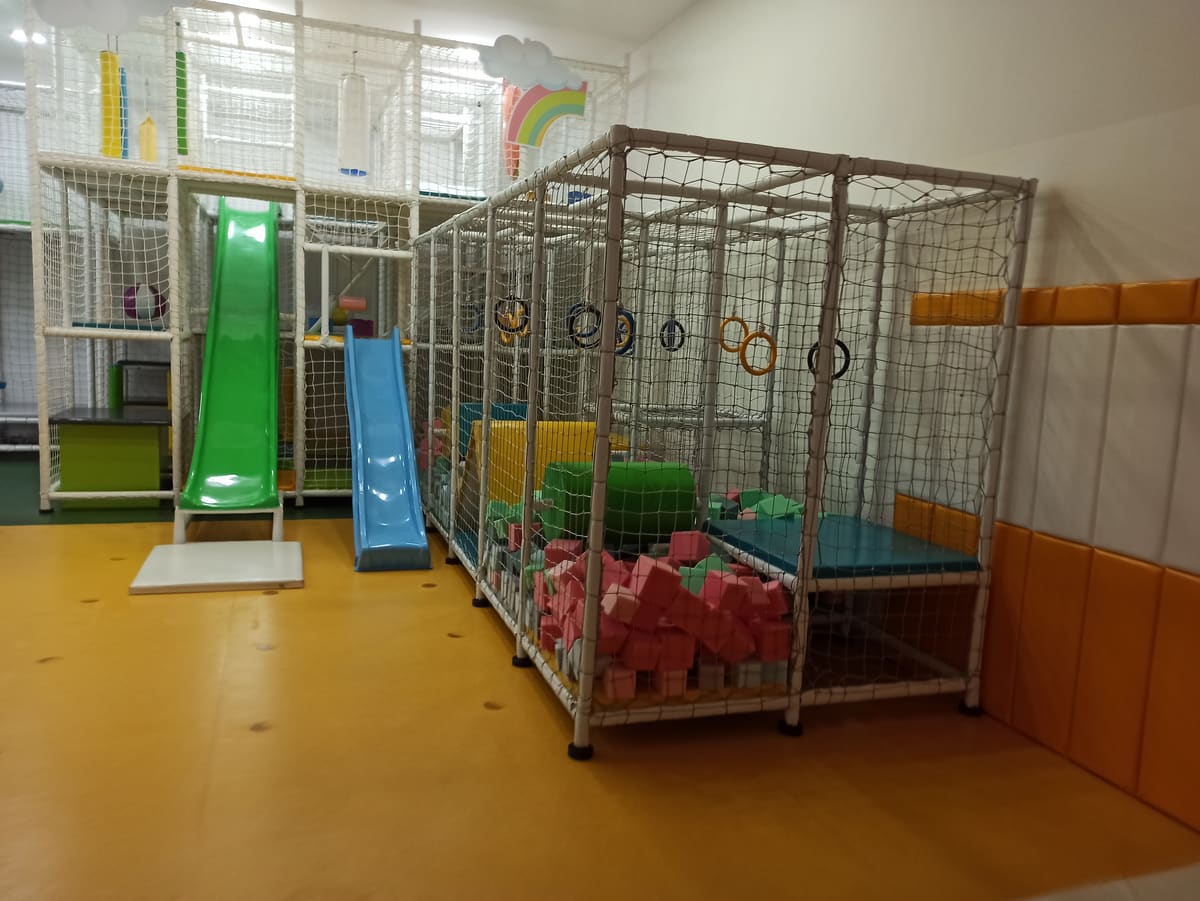Dečija igraonica u Subotici — lavirint sa dva tobogana i bazen sa sunđerastim kockama i krugovima